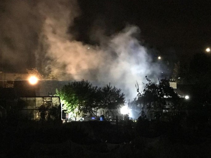 Rij tuinhuisjes aan volkstuinen beschadigd door brand