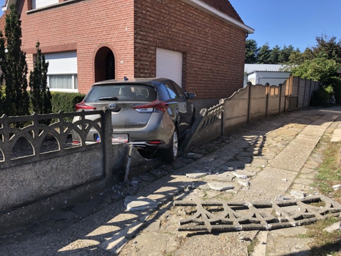 Chauffeur wordt onwel en botst tegen gevel van huis
