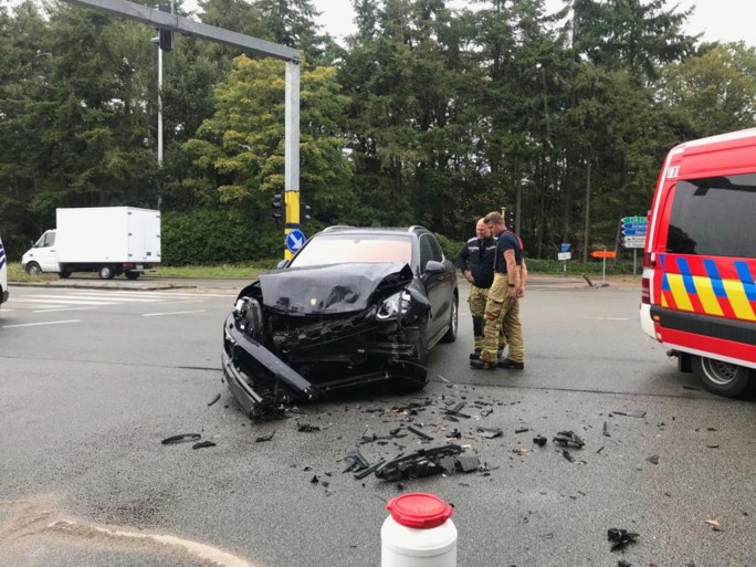 Ziekenwagen in de flank geramd door Porsche, ambulancier ernstig gewond
