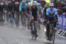 Topfavoriet Philippe Gilbert in tranen na opgave, Remco Evenepoel met hartverwarmend bericht: “Sorry champ”