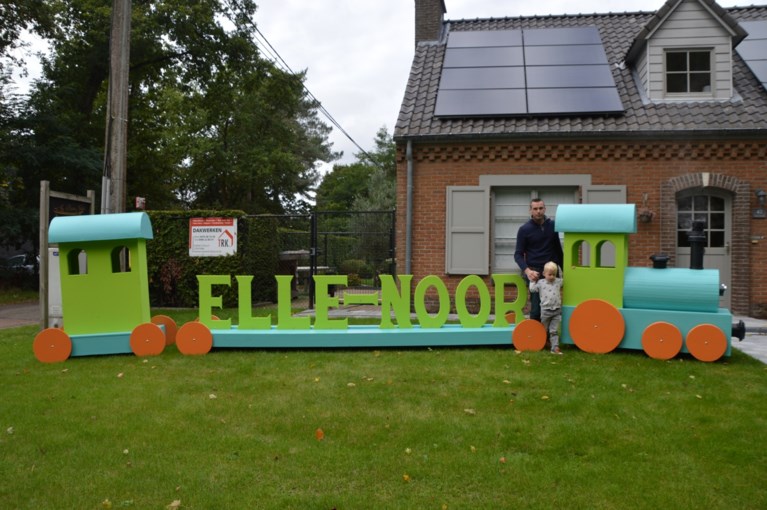 Papa bouwt stoomtrein na om geboorte dochtertje te vieren