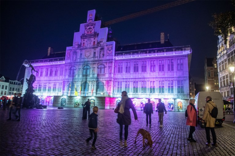Antwerps stadhuis in het roze in strijd tegen borstkanker