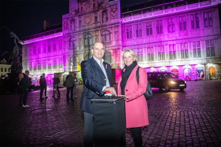 Antwerps stadhuis in het roze in strijd tegen borstkanker