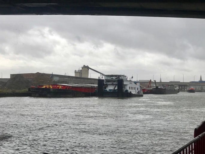 Schip vaart tegen Theunisbrug in Merksem, brokstukken vallen in het water