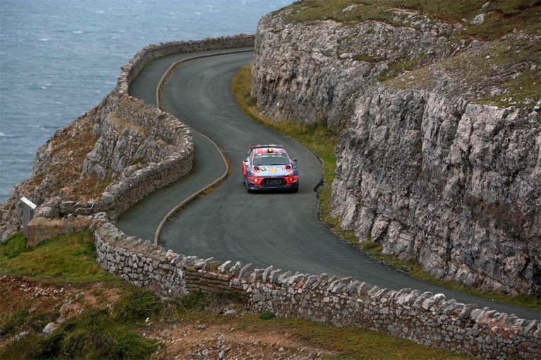Ott Tänak houdt Thierry Neuville af in Rally van Wales en neemt optie op wereldtitel