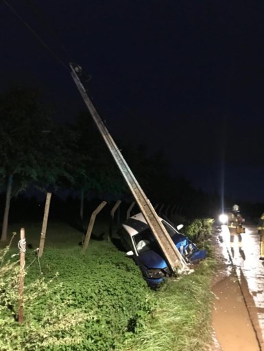 Bestuurder raakt van de weg en knalt op verlichtingspaal