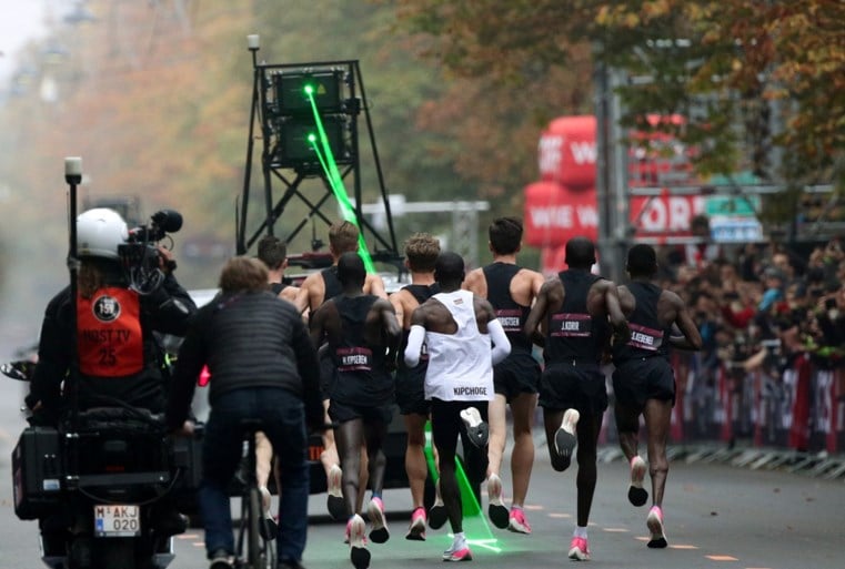 Herbeleef hier de magische recordpoging van Eliud Kipchoge, die als eerste een marathon liep in minder dan twee uur
