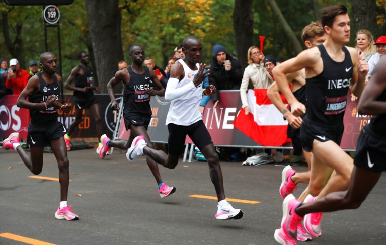 Marathon in minder dan twee uur! Eliud Kipchoge duikt als eerste mens onder magische grens