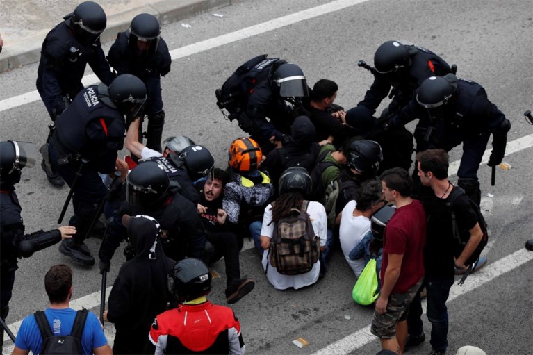 Politie gebruikt traangas en rubberkogels tegen woedende Catalanen: meer dan 50 gewonden