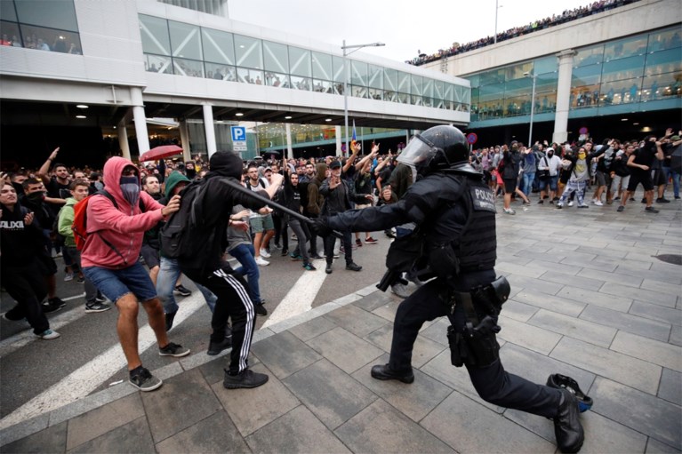 Politie gebruikt traangas en rubberkogels tegen woedende Catalanen: meer dan 50 gewonden