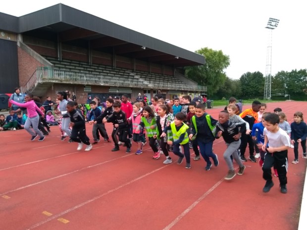 Leerlingen van ’t Pleintje lopen voor een nieuwe speelplaats