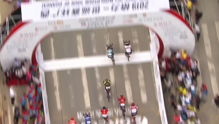 Fernando Gaviria mag eindelijk nog eens juichen in China ondanks late uitval van Victor Campenaerts