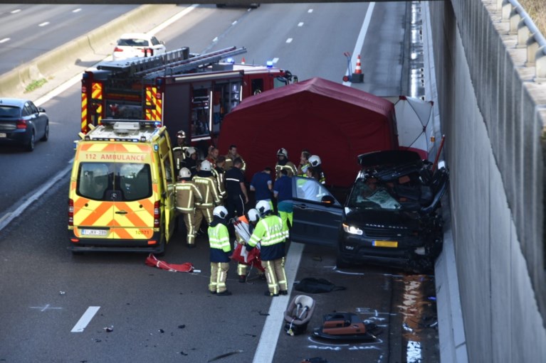 Auto rijdt in op file op A12: bestuurder overleeft klap niet