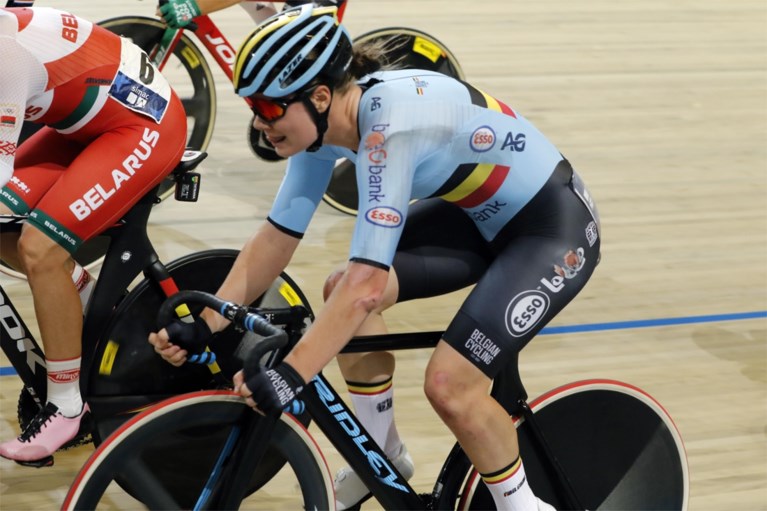Lotte Kopecky komt zwaar ten val op het EK baanwielrennen, maar rijdt toch nog naar een tiende plaats in het omnium