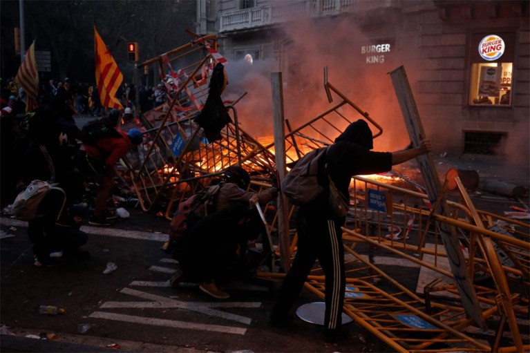 Meer dan 500.000 betogers leggen Barcelona lam