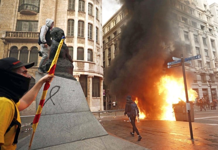 Meer dan 500.000 betogers leggen Barcelona lam