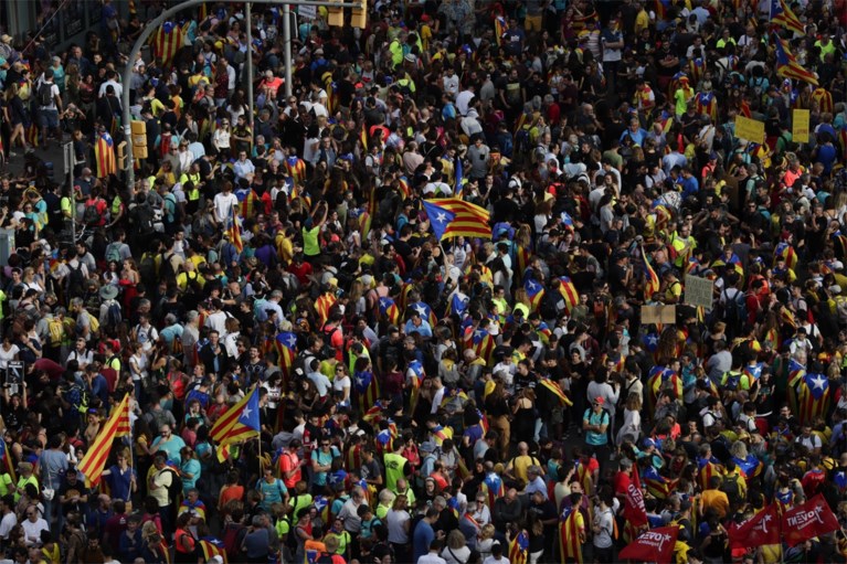 Meer dan 500.000 betogers leggen Barcelona lam
