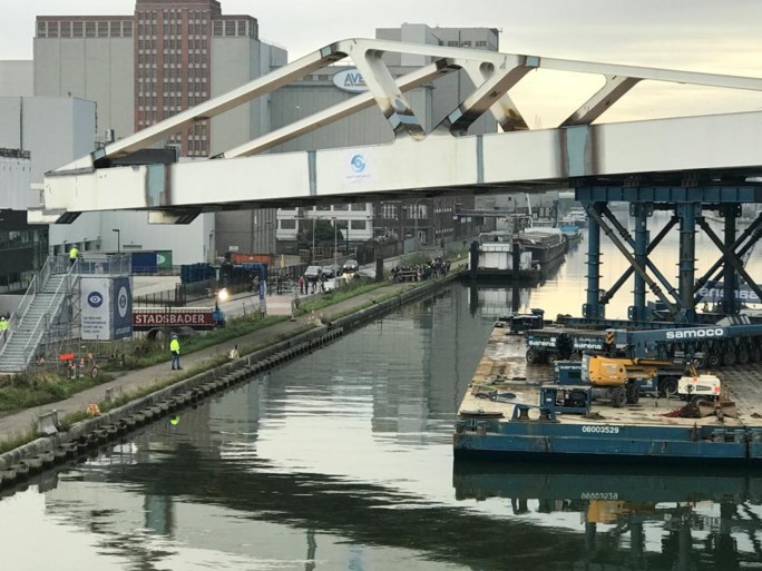 IN BEELD. Nieuwe trambrug over Albertkanaal: 2.500 ton en 180 meter lang