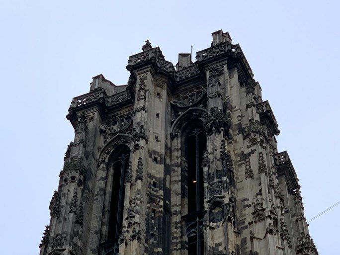 Vrouw zwaargewond na val aan skywalk op Sint-Romboutstoren