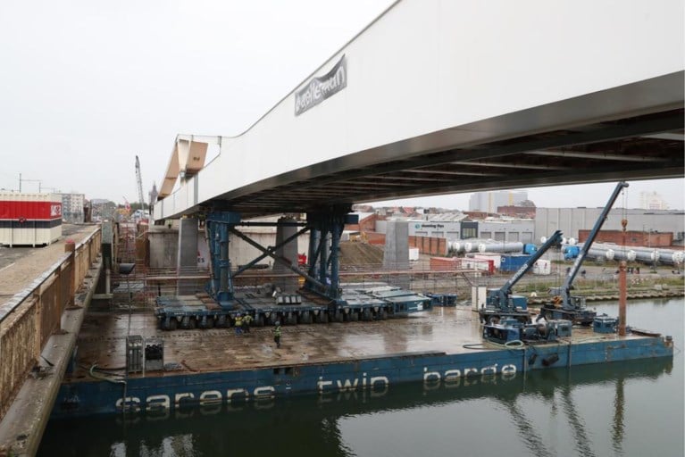 IN BEELD. Nieuwe trambrug over Albertkanaal: 2.500 ton en 180 meter lang