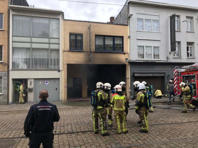 Brandweerman gewond bij brand in garage op Herentalsebaan