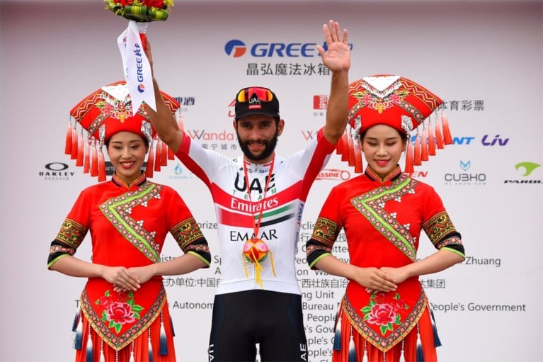 Fernando Gaviria juicht opnieuw in China na oppermachtige sprint