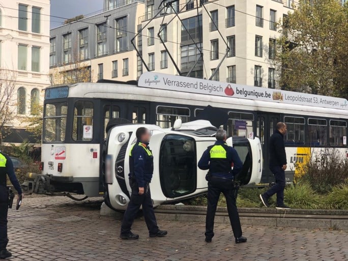 Brandweer helpt slachtoffer uit wagen na aanrijding met tram