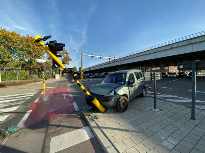 Auto over de kop bij ongeval op Boomsesteenweg