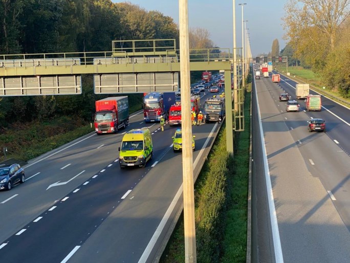 Vrachtwagen botst tegen vangrail op E313: bestuurder gewond naar ziekenhuis