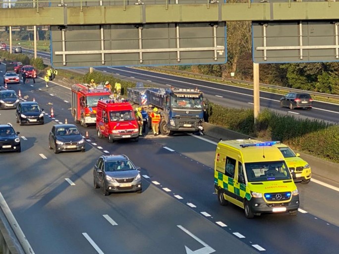 Vrachtwagen botst tegen vangrail op E313: bestuurder gewond naar ziekenhuis