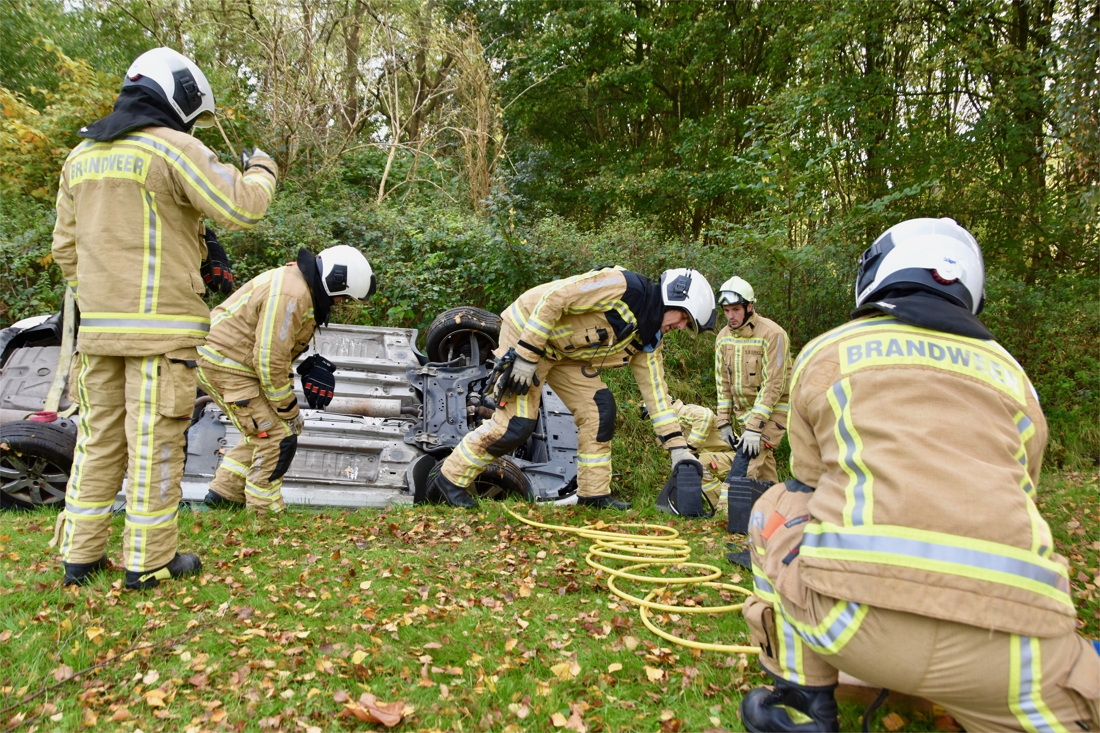 Brandweer en politie houden oefening: gewapende man zit gekneld in auto - Gazet van Antwerpen