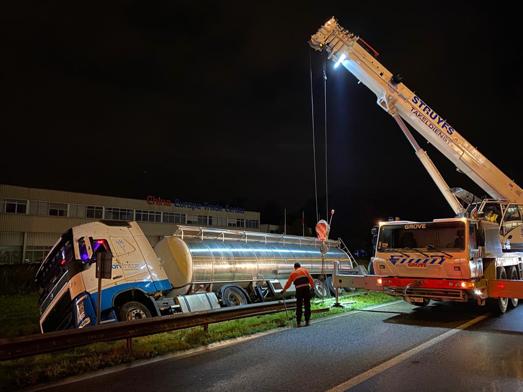 Vrachtwagen in gracht op E313 Wommelgem (Wommelgem) - Gazet van Antwerpen