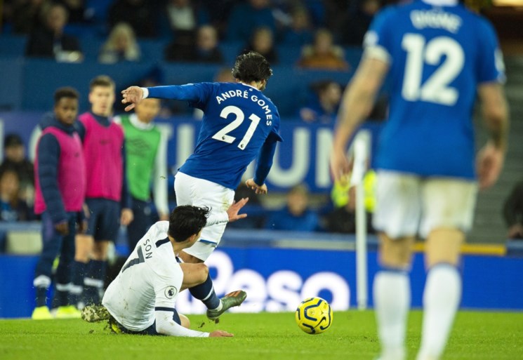 Horrorblessure in de Premier League: voet van André Gomes staat volledig verkeerd, publiek in shock
