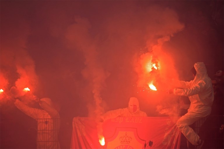 Biergooiers en pyro verpesten Antwerp-Club Brugge: match even stilgelegd