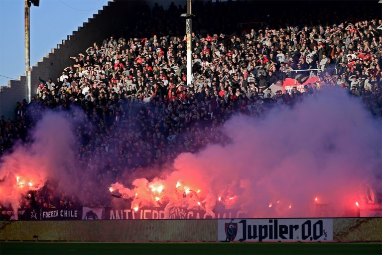 Biergooiers en pyro verpesten Antwerp-Club Brugge: match even stilgelegd