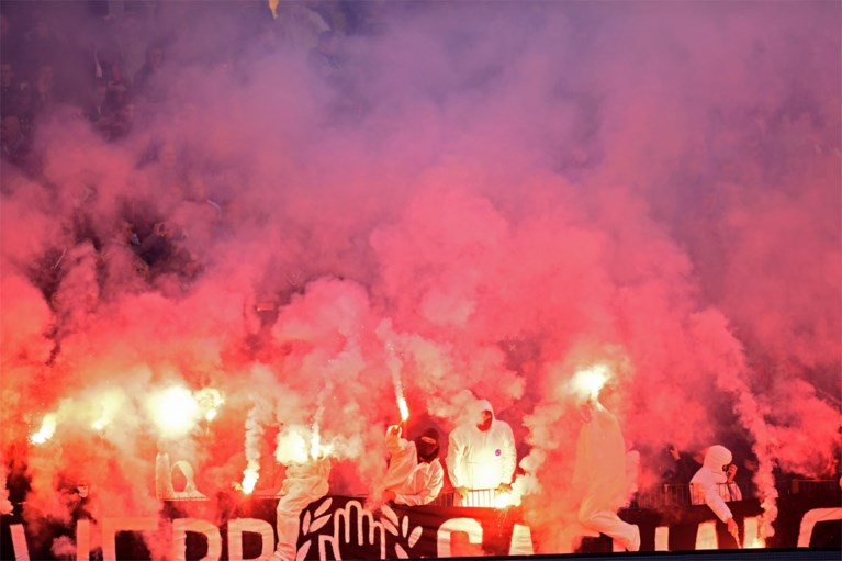 Biergooiers en pyro verpesten Antwerp-Club Brugge: match even stilgelegd