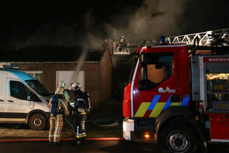 Dakbrand teistert woning in Nijlen: “Het huis is onbewoonbaar”