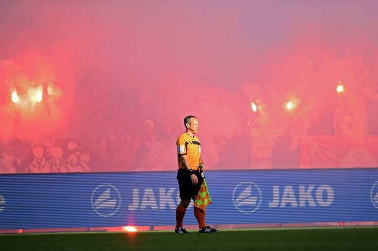 Biergooiers en pyro verpesten Antwerp-Club Brugge: match even stilgelegd