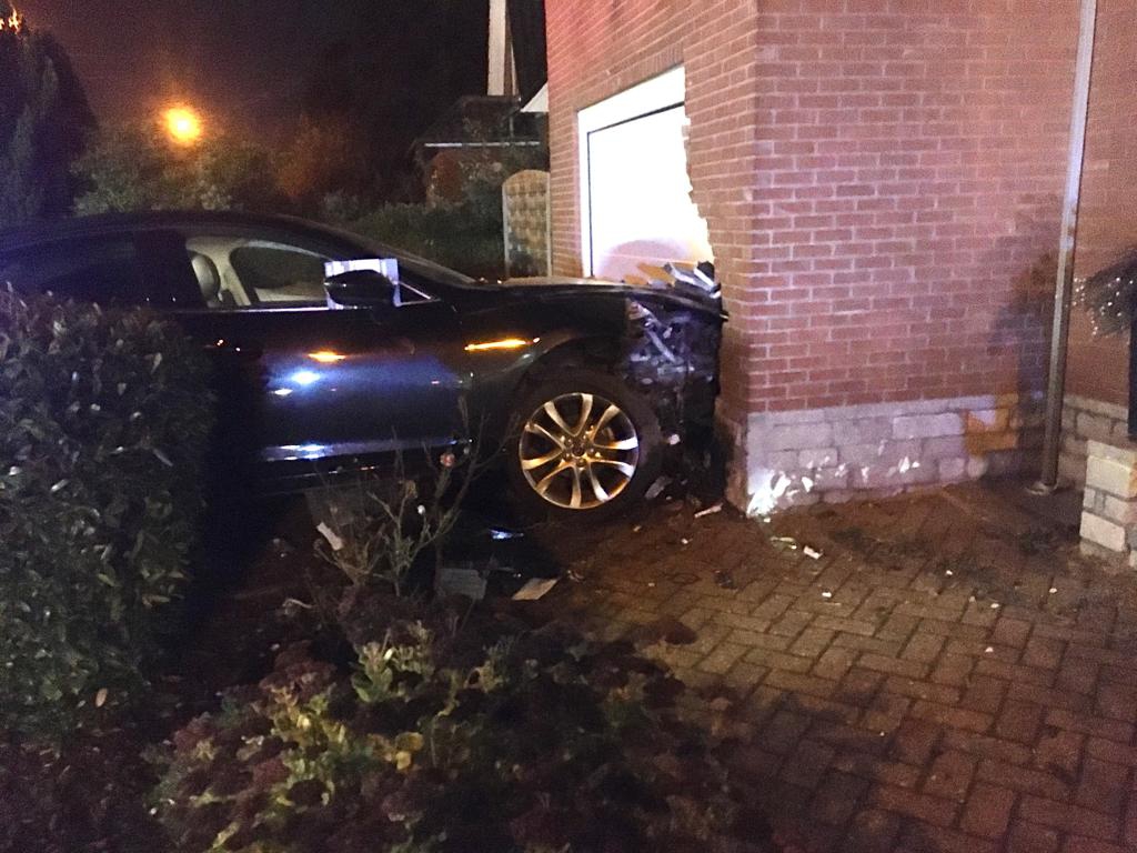 Dronken bestuurder belandt met auto tegen gevel: woning zwaar beschadigd - Gazet van Antwerpen