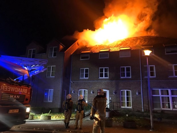 Uitslaande brand in tijdelijk asielcentrum Bilzen: “Brand is aangestoken”