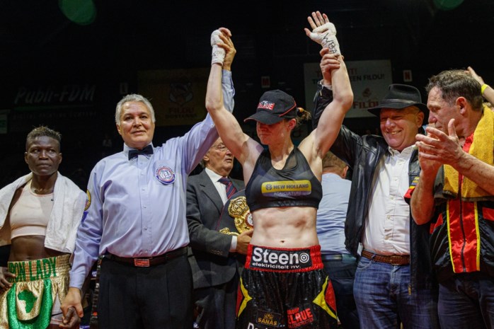 Delfine Persoon Zet Puntjes Op De I Vijf Maanden Na