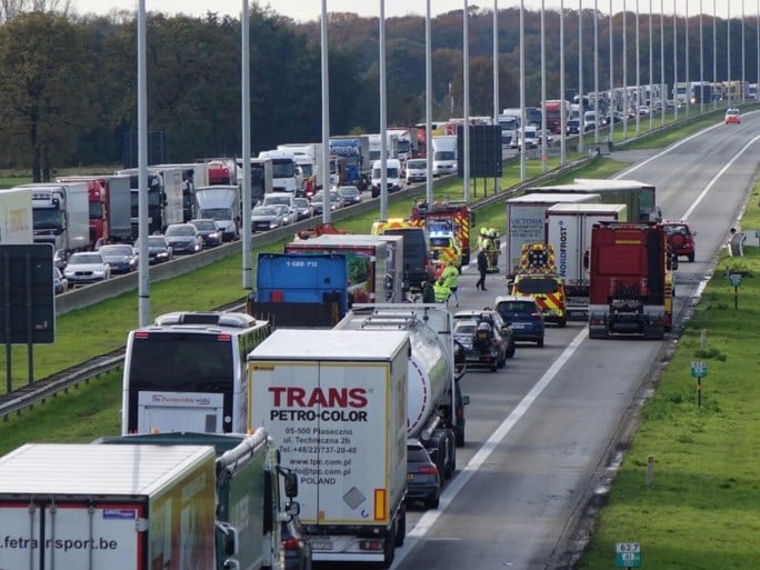 E19 richting Antwerpen meer dan zes uur versperd door ongeval in Brecht