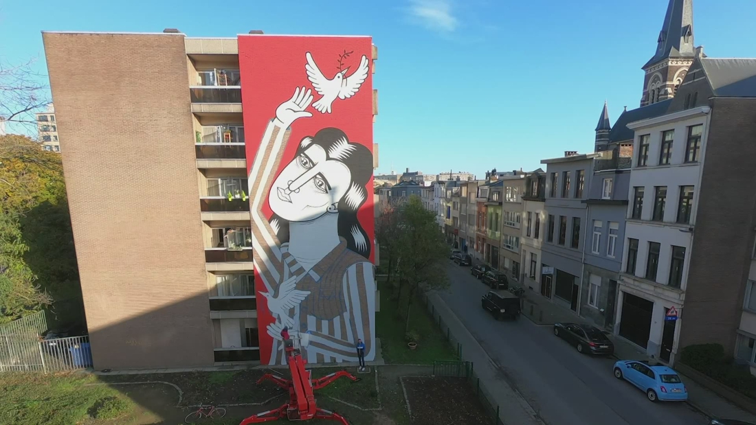 TIMELAPSE. Mala Zimetbaum, joodse heldin, vereeuwigd op gevel in Borgerhout - Gazet van Antwerpen