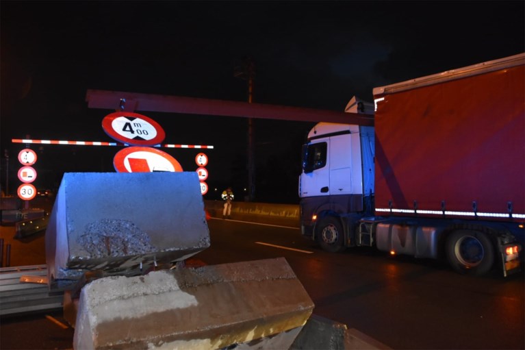 Alweer vrachtwagen tegen hoogtebegrenzer aan Scheldebrug: grote verkeershinder op N16