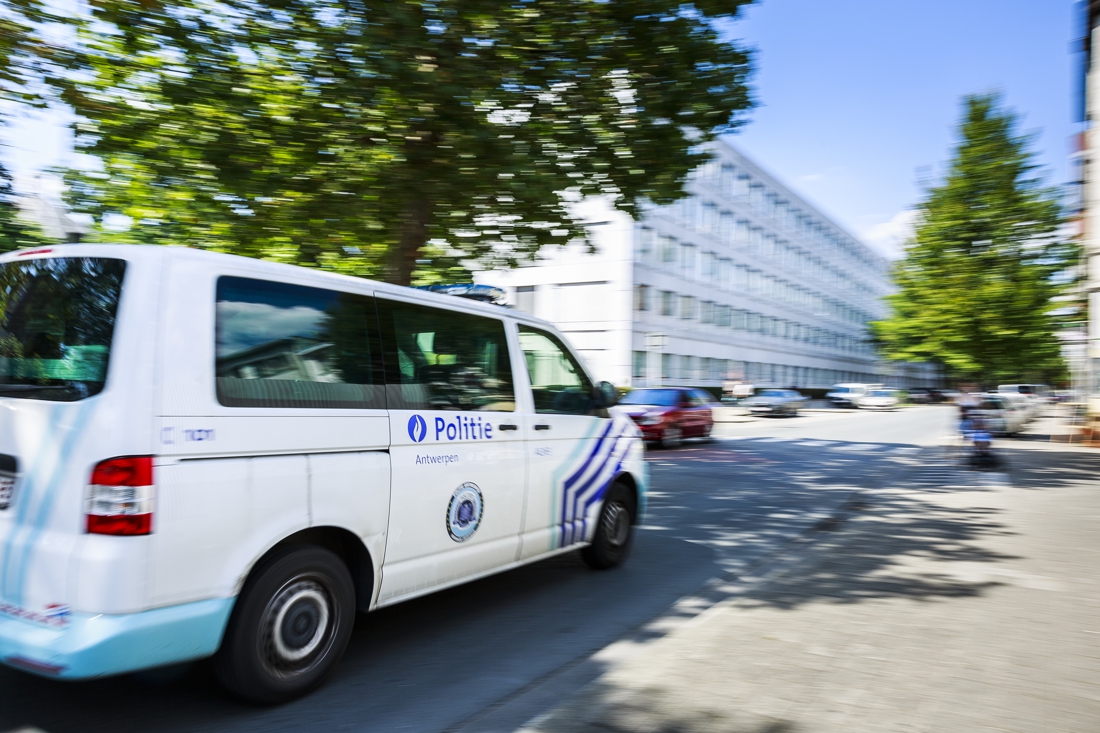 Beboete chauffeur achtervolgt politie en slaat raam combi aan diggelen - Gazet van Antwerpen