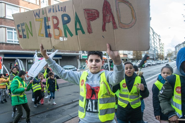 Leerlingen blokkeren even Turnhoutsebaan en eisen veilige oversteekplaats