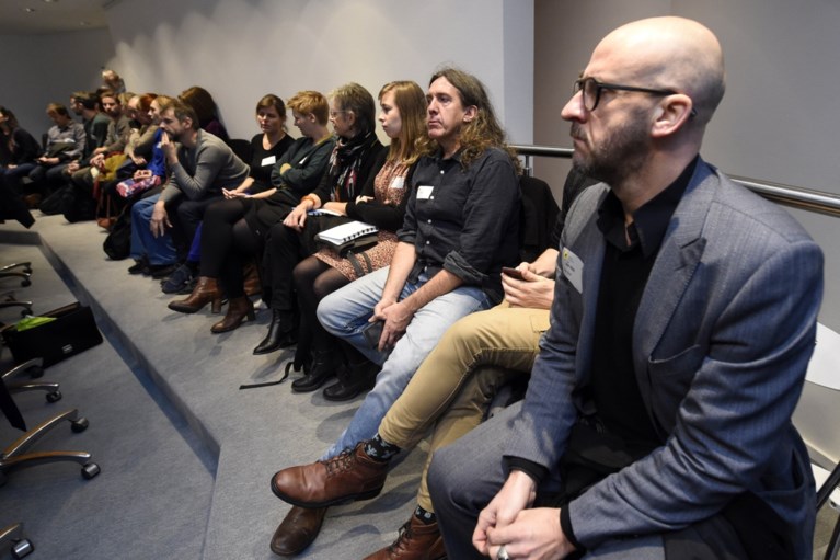 Cultuursector protesteert aan Vlaams Parlement tegen besparingen, Jambon wil “in debat gaan over de opdeling”