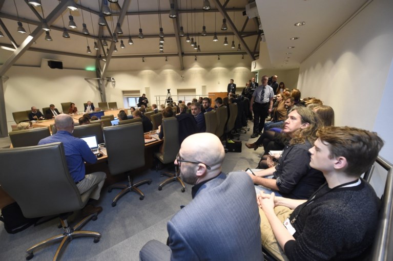 Cultuursector protesteert aan Vlaams Parlement tegen besparingen, Jambon wil “in debat gaan over de opdeling”