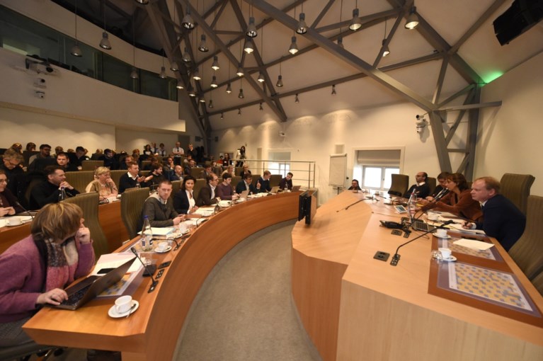 Cultuursector protesteert aan Vlaams Parlement tegen besparingen, Jambon wil “in debat gaan over de opdeling”