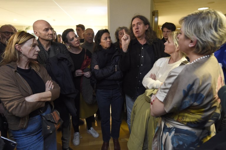 Cultuursector protesteert aan Vlaams Parlement tegen besparingen, Jambon wil “in debat gaan over de opdeling”